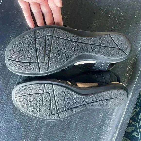 Earth Origins Women's Black Leather Sandal - Picture 7 of 8